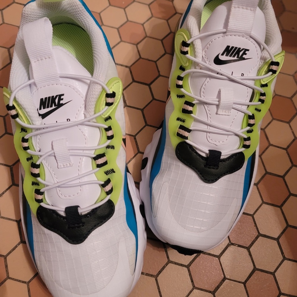 New in box Nike sneaks